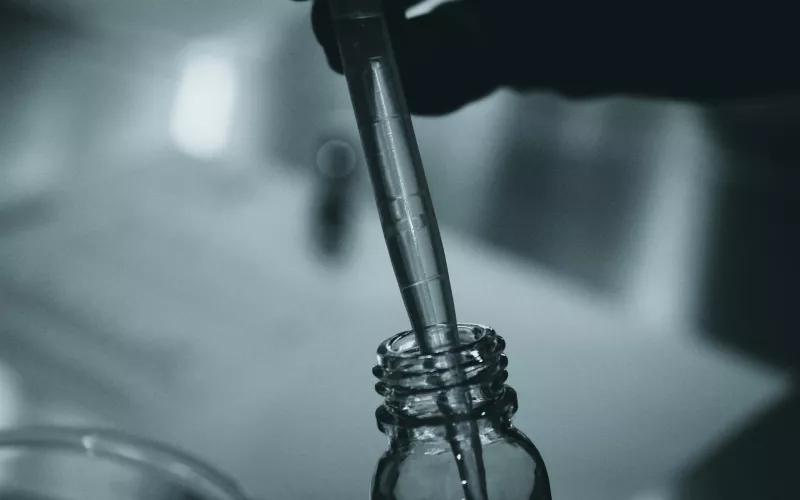 Manipulation d'une pipette et d'un flacon.