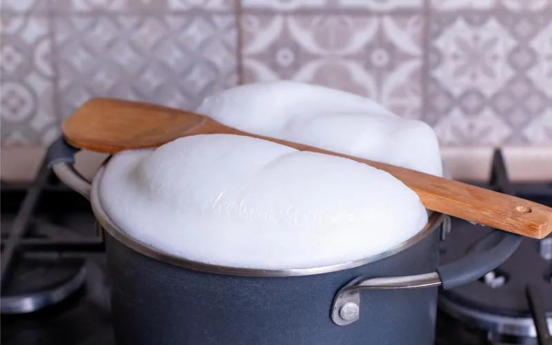 Lait en train de bouillir dans une casserole
