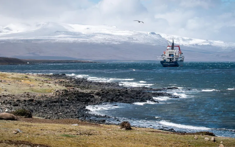 Navire Marion Dufresnes dans les îles Kerguelen (TAAF)