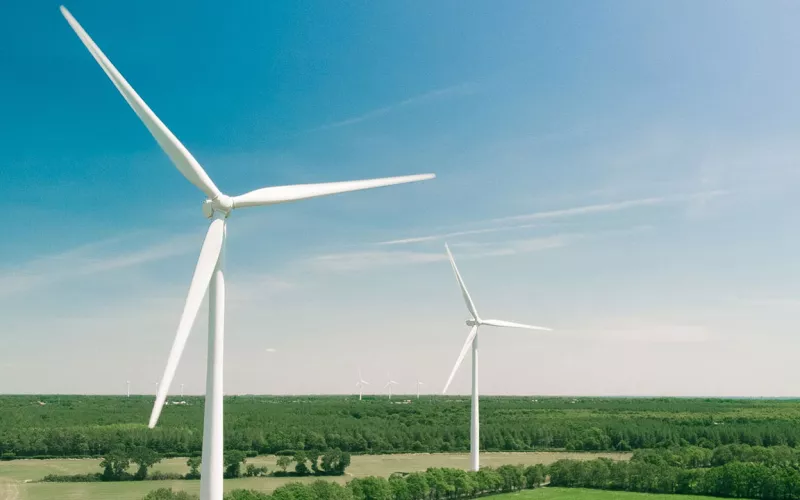 Photo de deux éoliennes dans une plaine, à Bourgneuf-en-Retz, en France