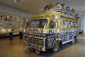 Car sénégalais peint et décoré dans la Galerie de l'Homme
